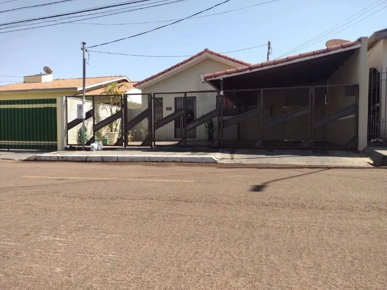 Excelente casa localizada no Coophalis, disponível para venda.