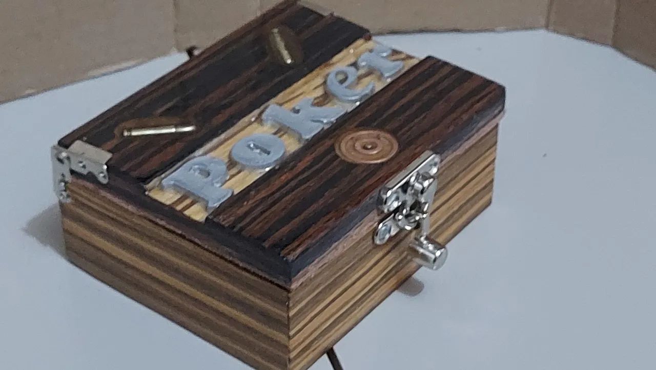 Caixa de madeira forrada em couro com baralho para jogo de poker - Foto 6