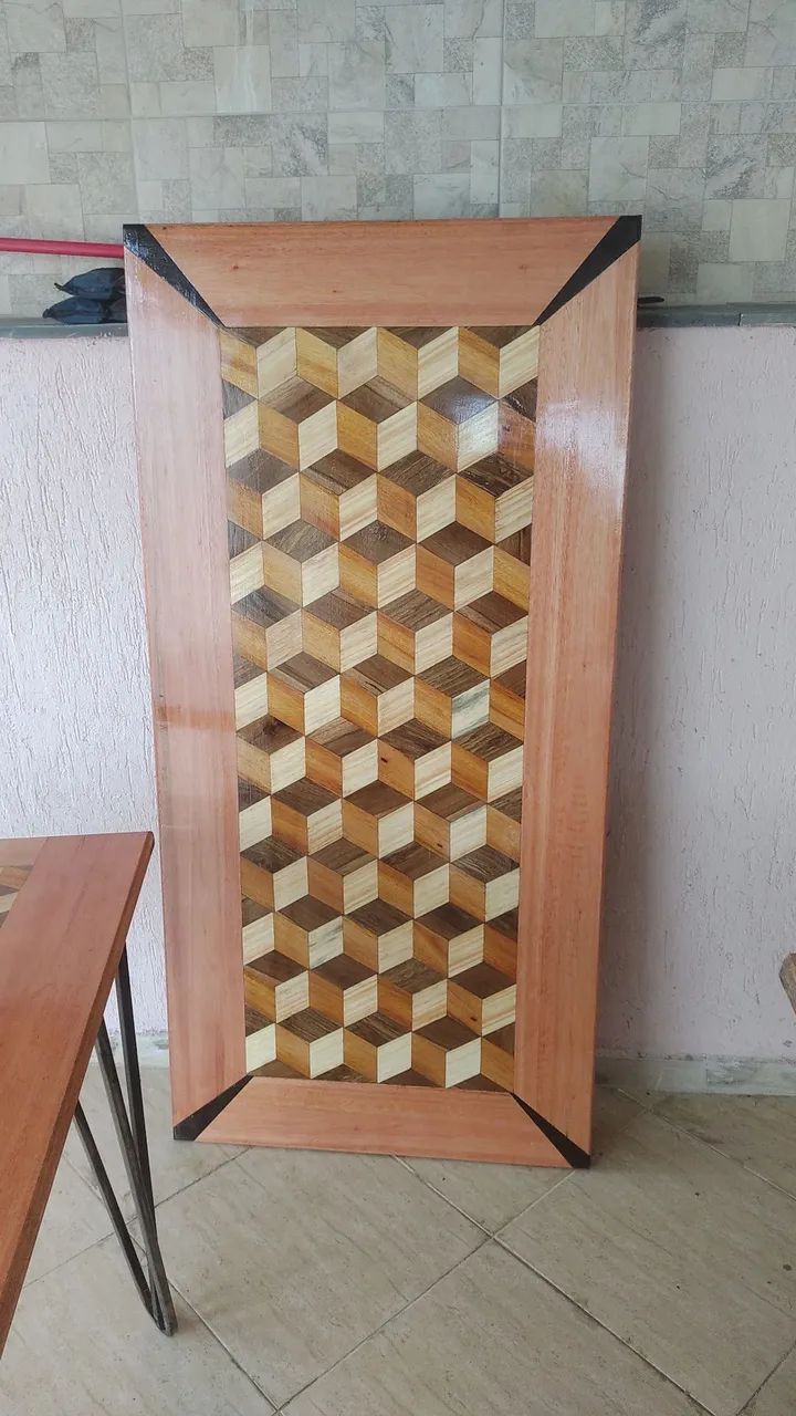 Mesa em.marchetaria