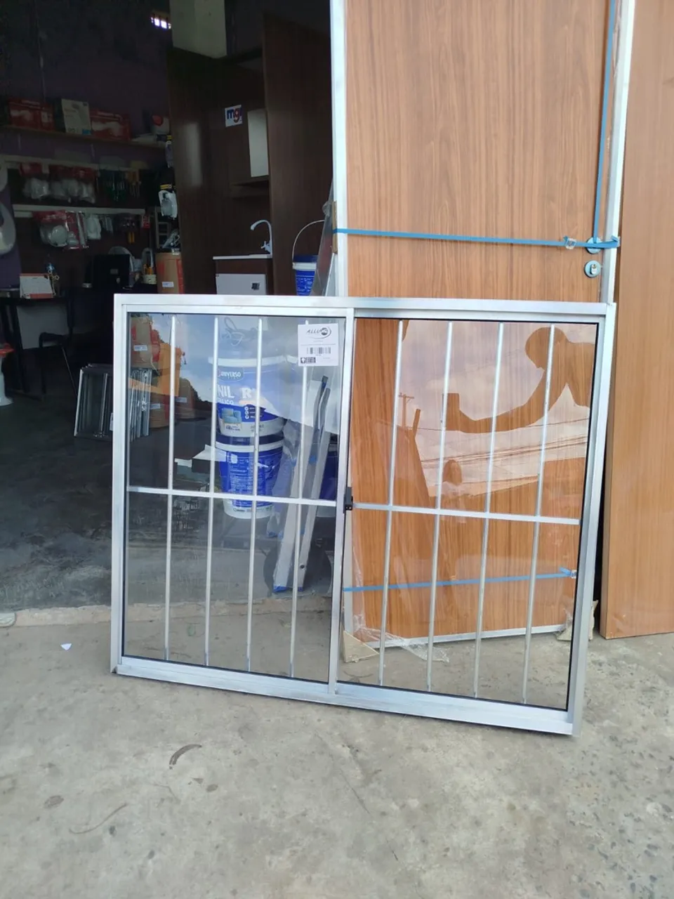 Janela de Alumínio com Grade de Proteção 100x120