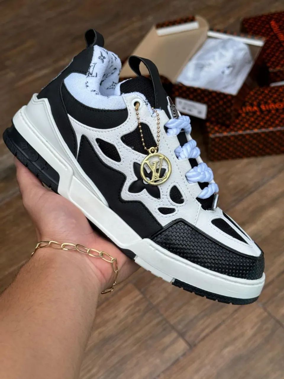 Tênis Louis Vuitton LV Trainer Branco e Bege - Foto 2
