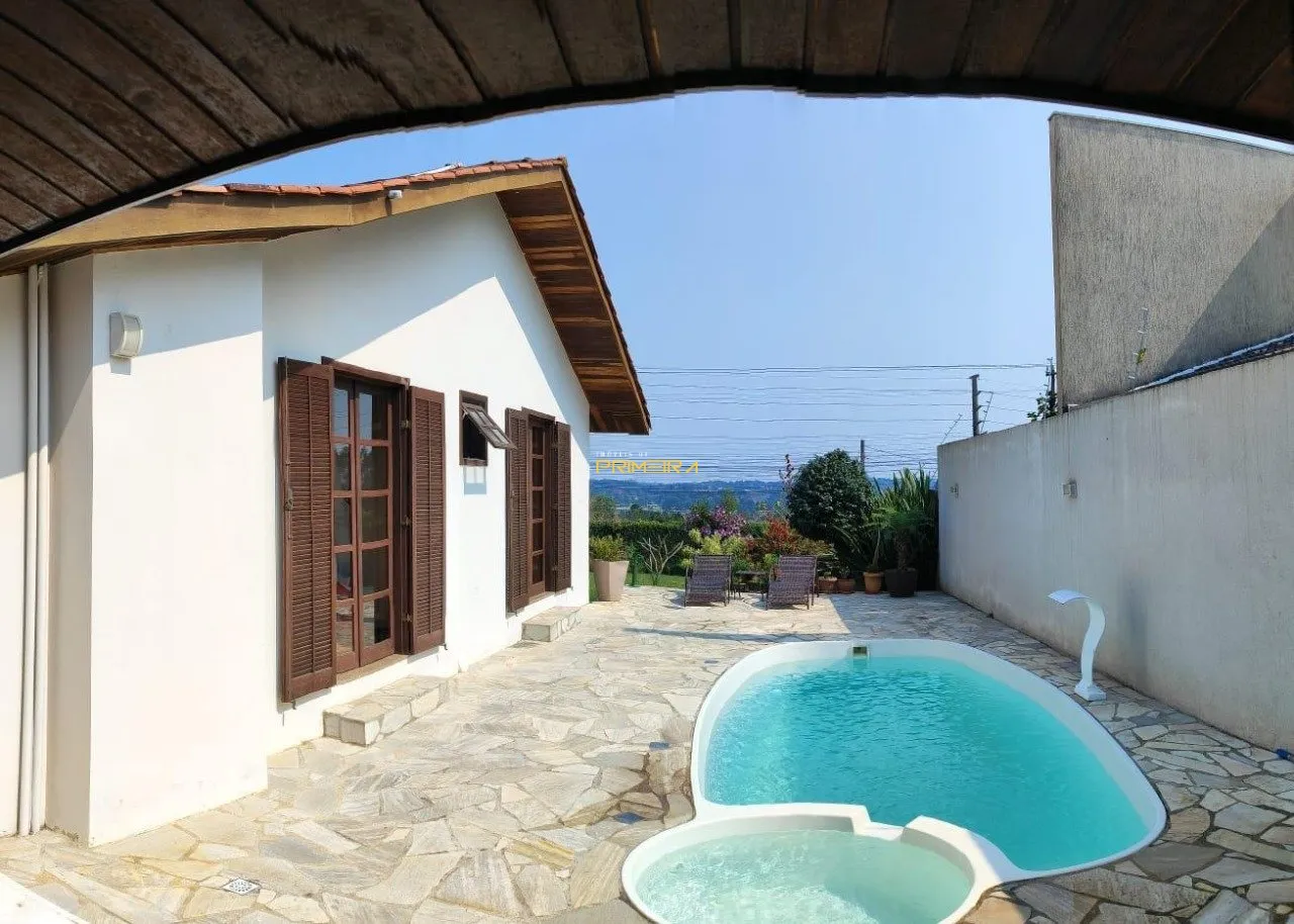 Casa com piscina em Quatro Barras.