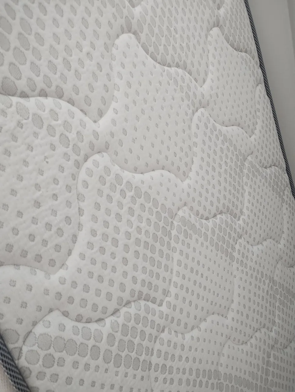 Colchão de espuma com tecido acolchoado