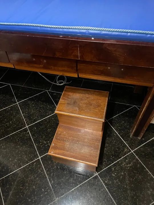 Mesa de madeira maciça com tampo acolchoado - Foto 3