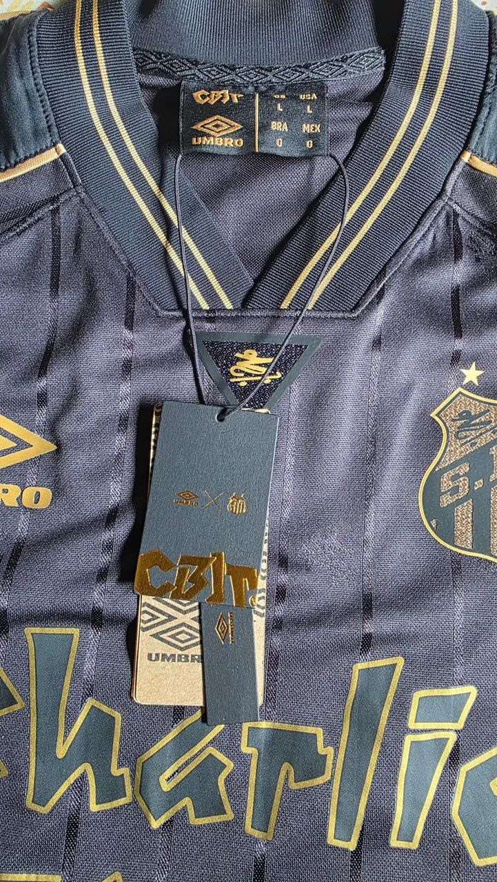 Camisa Charlie Brown Santos Umbro - Edição Especial - Foto 2