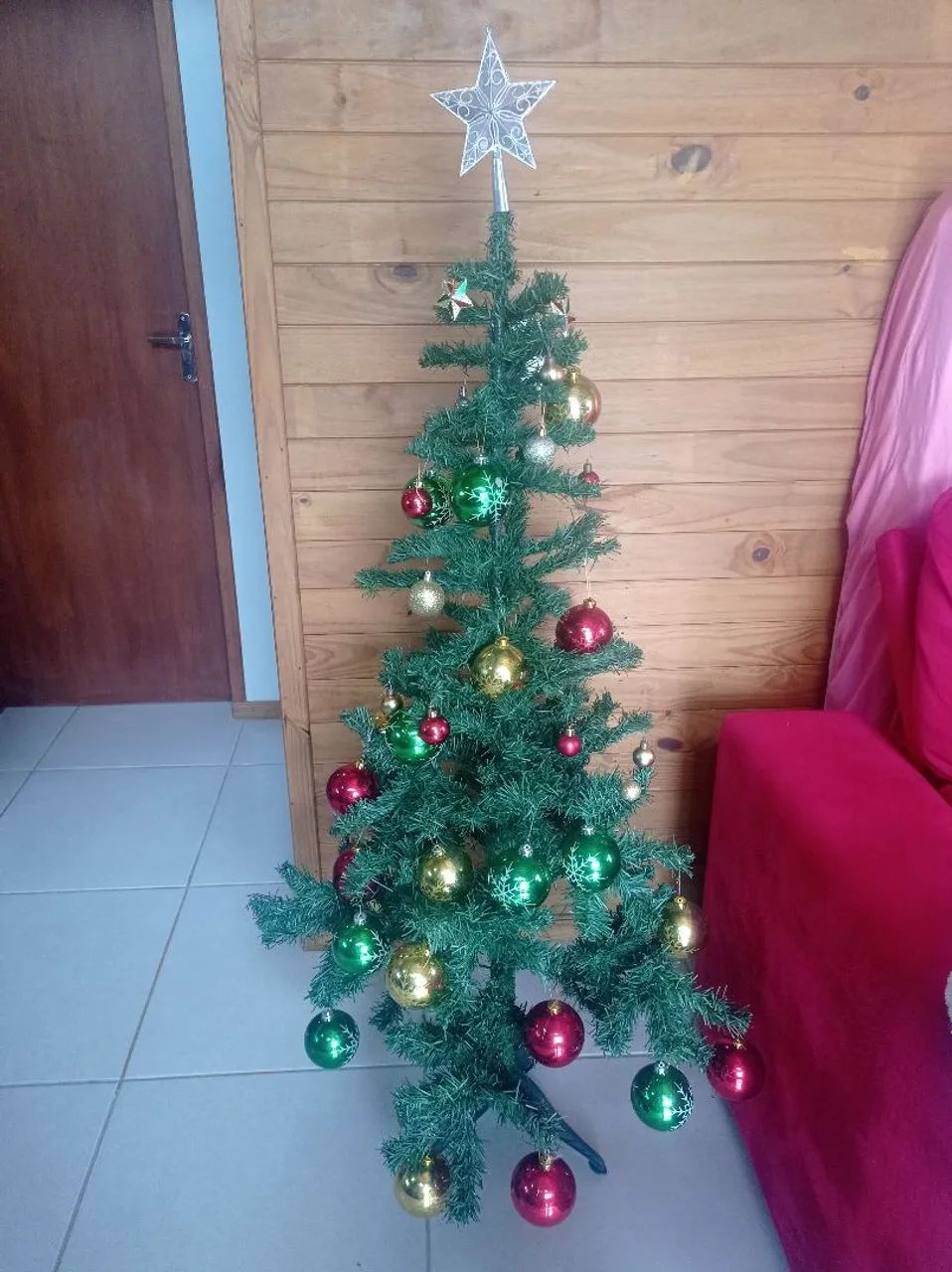 Pinheiro de Natal com enfeites - Foto 2