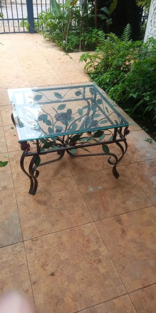 Mesa de centro em ferro com tampo de vidro