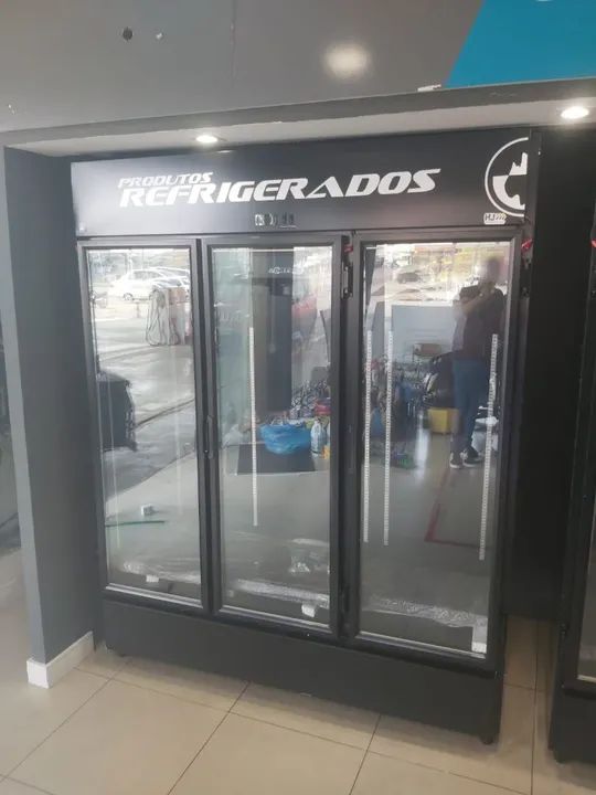 A. Expositor 3 portas total black 0 a 10 graus 