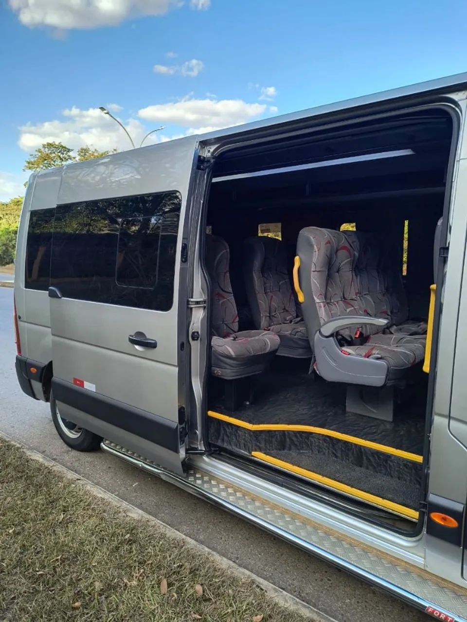 Aluguel de Van com motorista para viagens e transportes de passageiros. - Foto 5