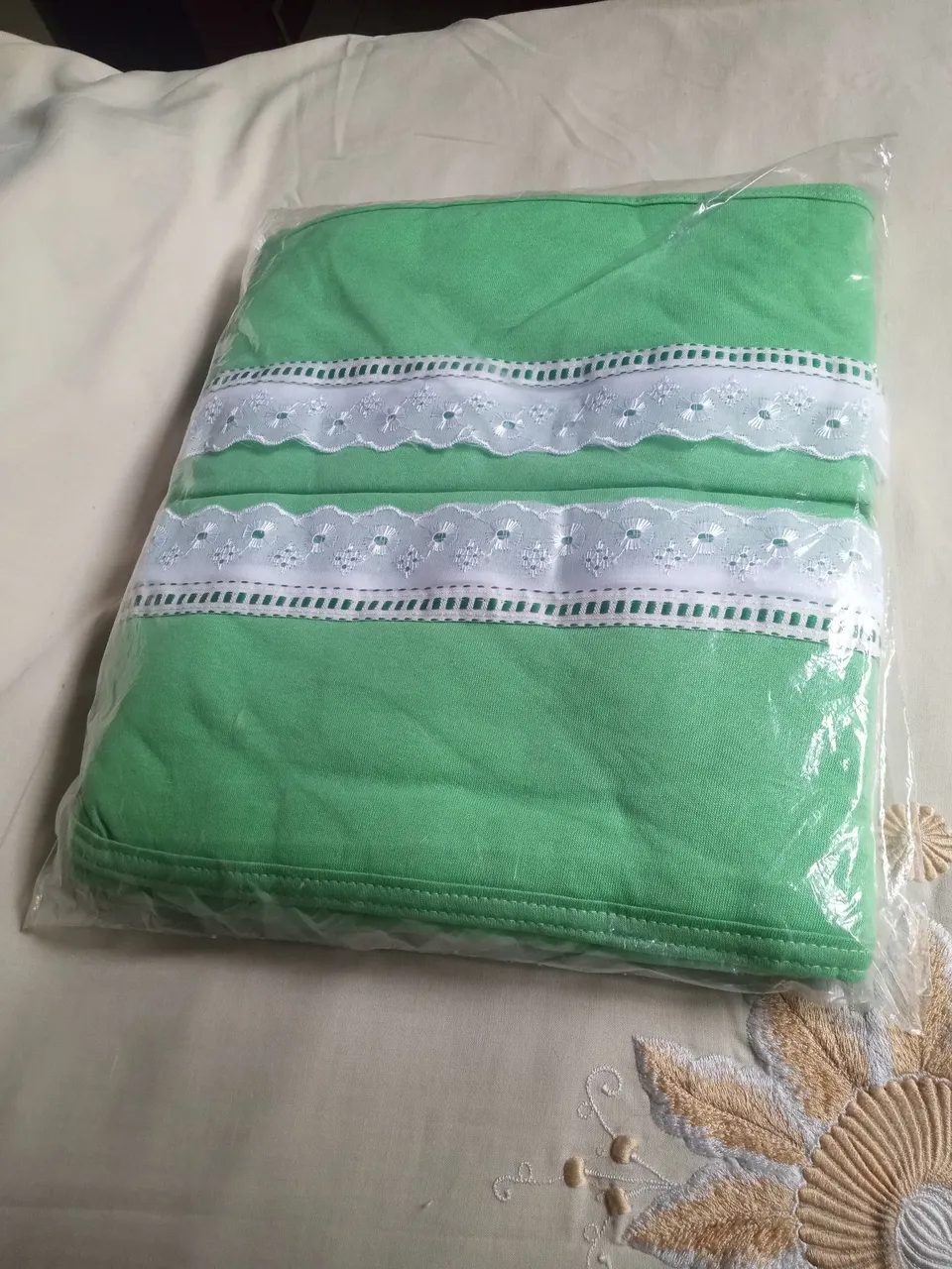 Kit Cobre Leito Verde com Detalhes em Renda