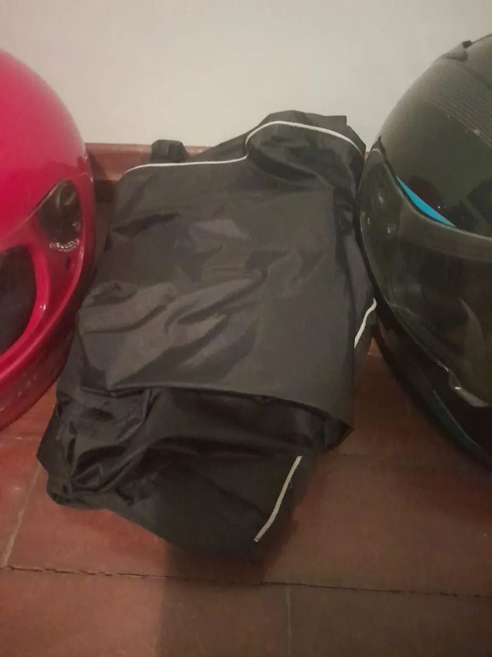 Capacetes, bota e roupa de chuva para moto. - Foto 4