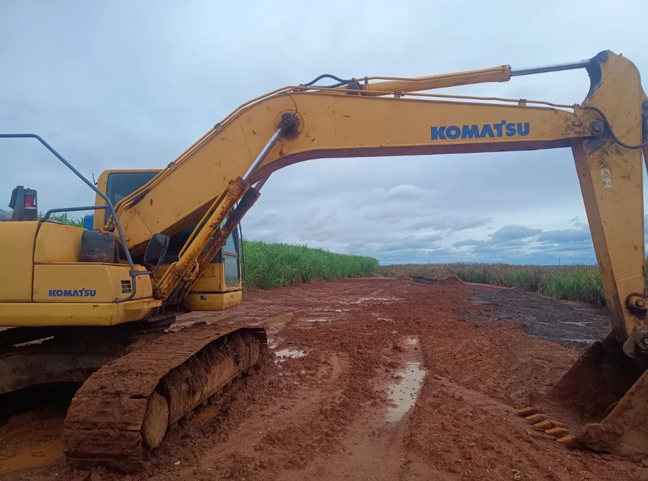 Escavadeira Komatsu PC200 ano 2011 com 18.000 horas e mecânica toda, em SP - Foto 4