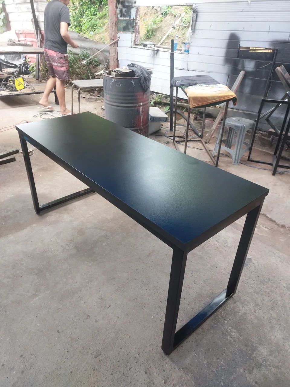 Mesa de escritório preta com design moderno - Foto 4