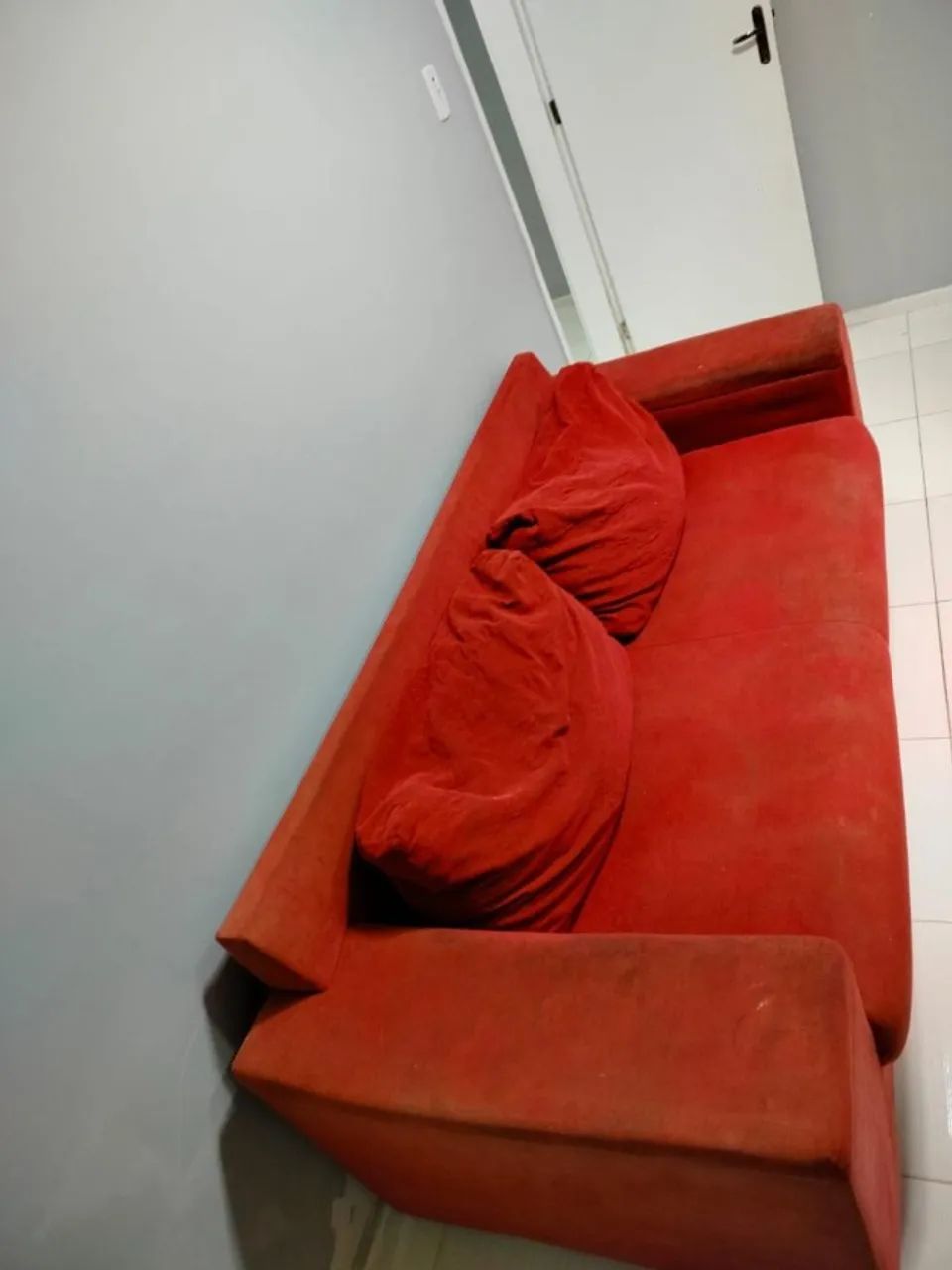 Sofá vermelho 3 lugares - 100,00 - Foto 3