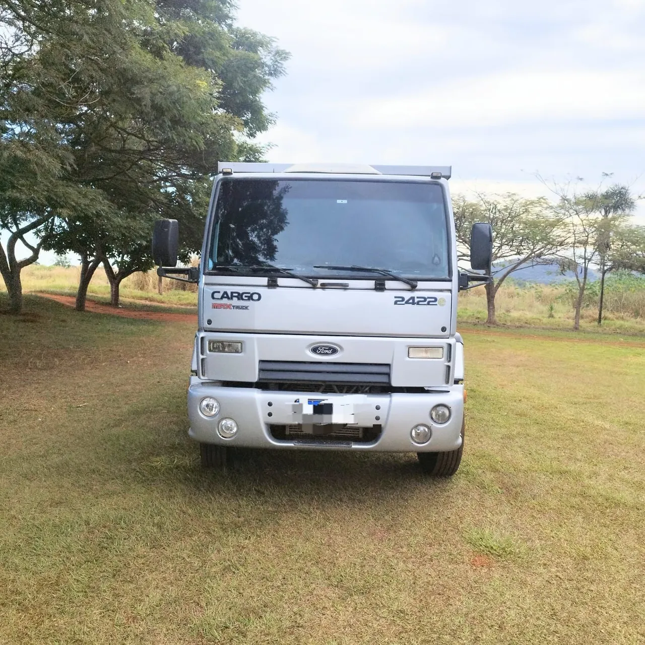Vende-se caminhão Ford Cargo 2422 6x4 cor prata ano/modelo 2010/2011