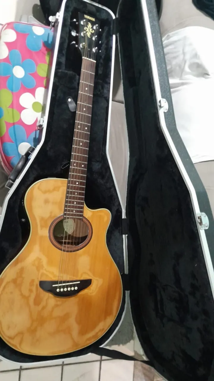 Violão Yamaha APX4 com case duro, jogo de cordas novo