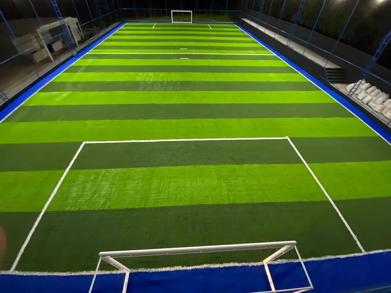 Campo de futebol society - grama sintética