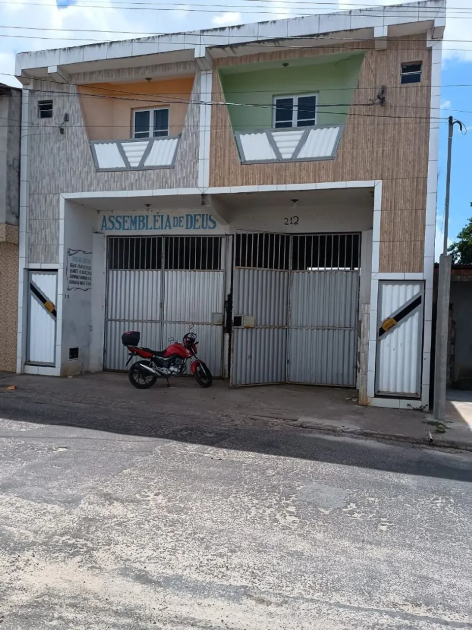 Vende-se casa com galpão em baixo.