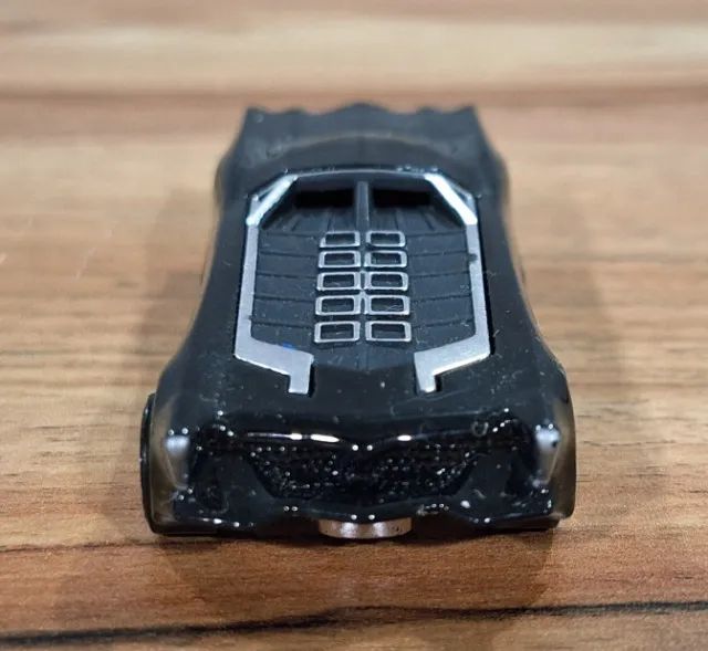 Hot Wheels Batmobile - DC Universe Character Car Series 2012 (Loose) - Foto 2