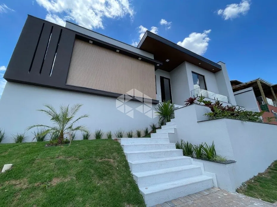 Linda casa em um dos melhores condomínios, 200m² construídos, 3 suítes, para vender por R$