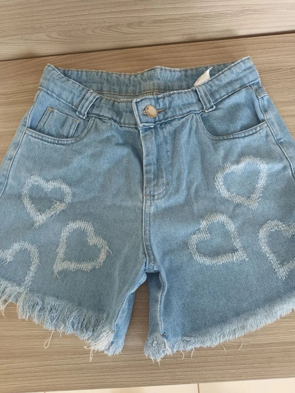 Shorts Jeans Feminino com Detalhe de Corações tam 16