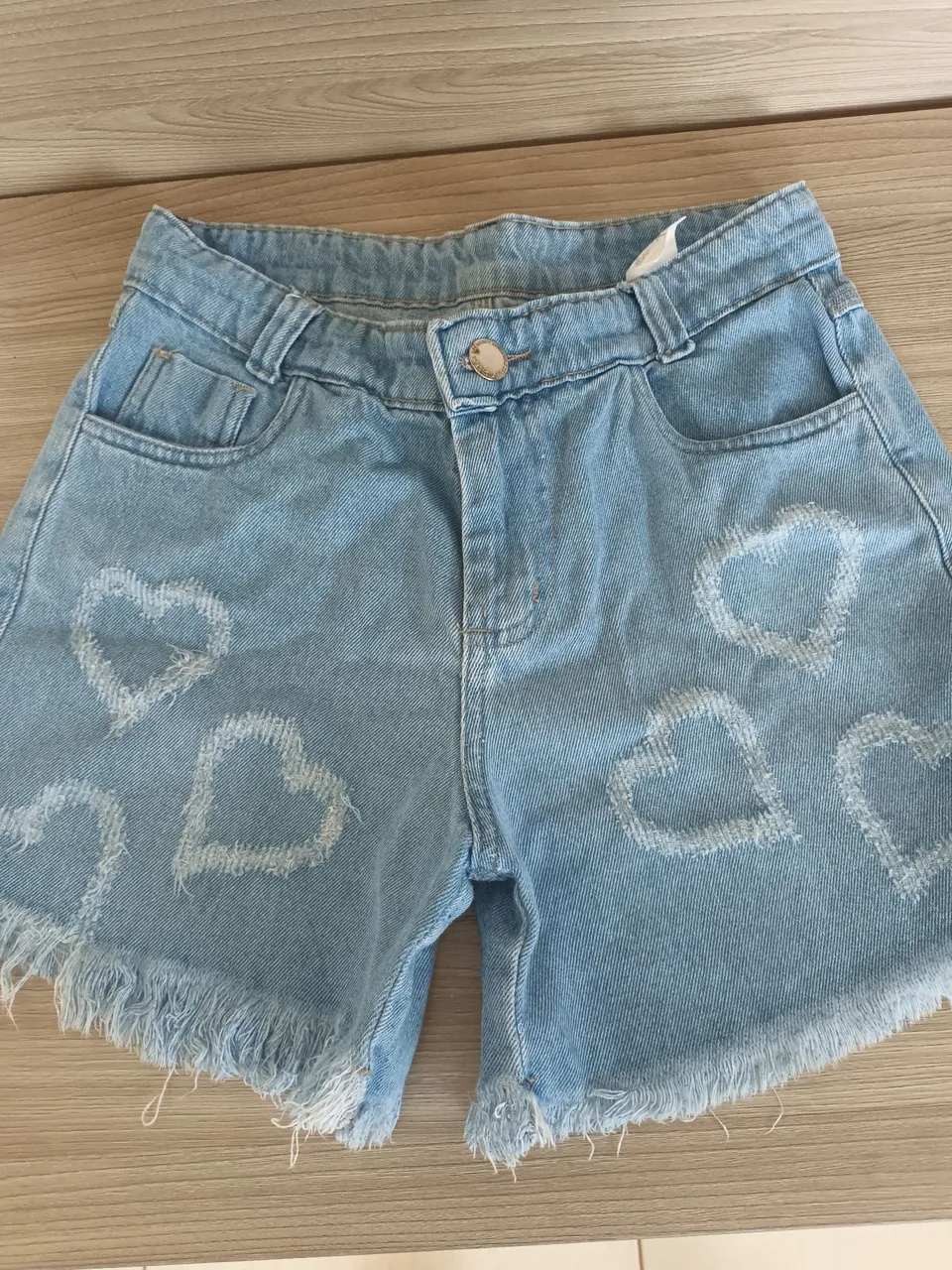 Shorts Jeans Feminino com Detalhe de Corações tam 16