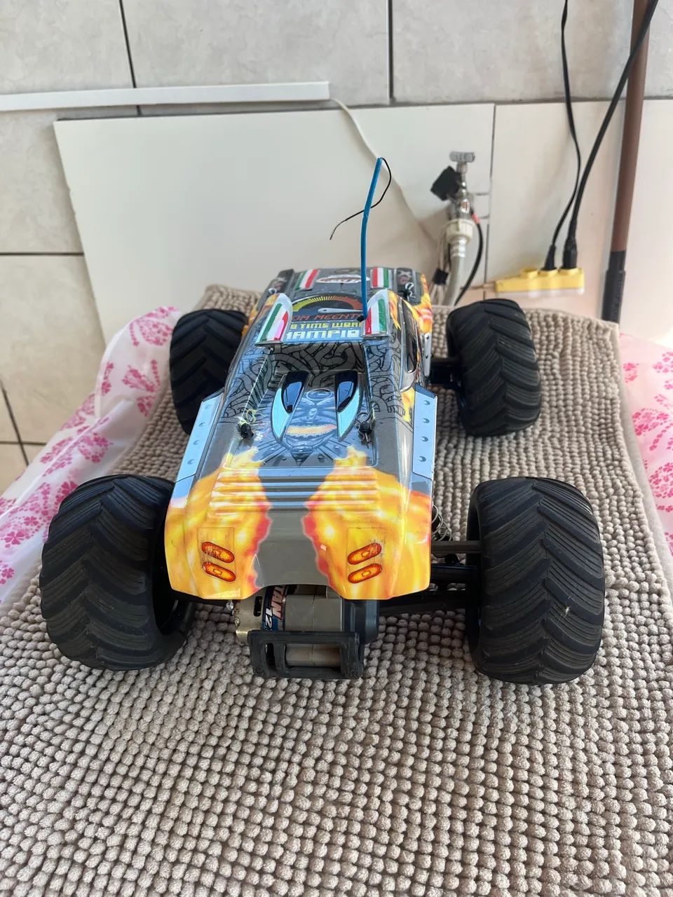 Carrinho Traxxas elétrico 