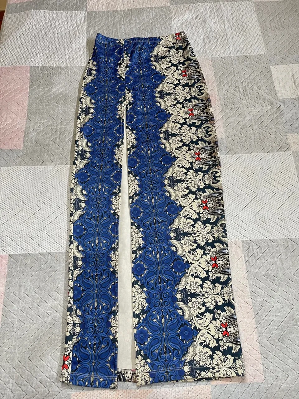 Saia estampada azul e branca