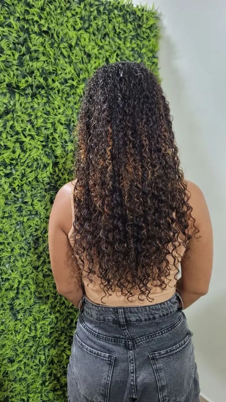 Cabelo cacheado humano. 