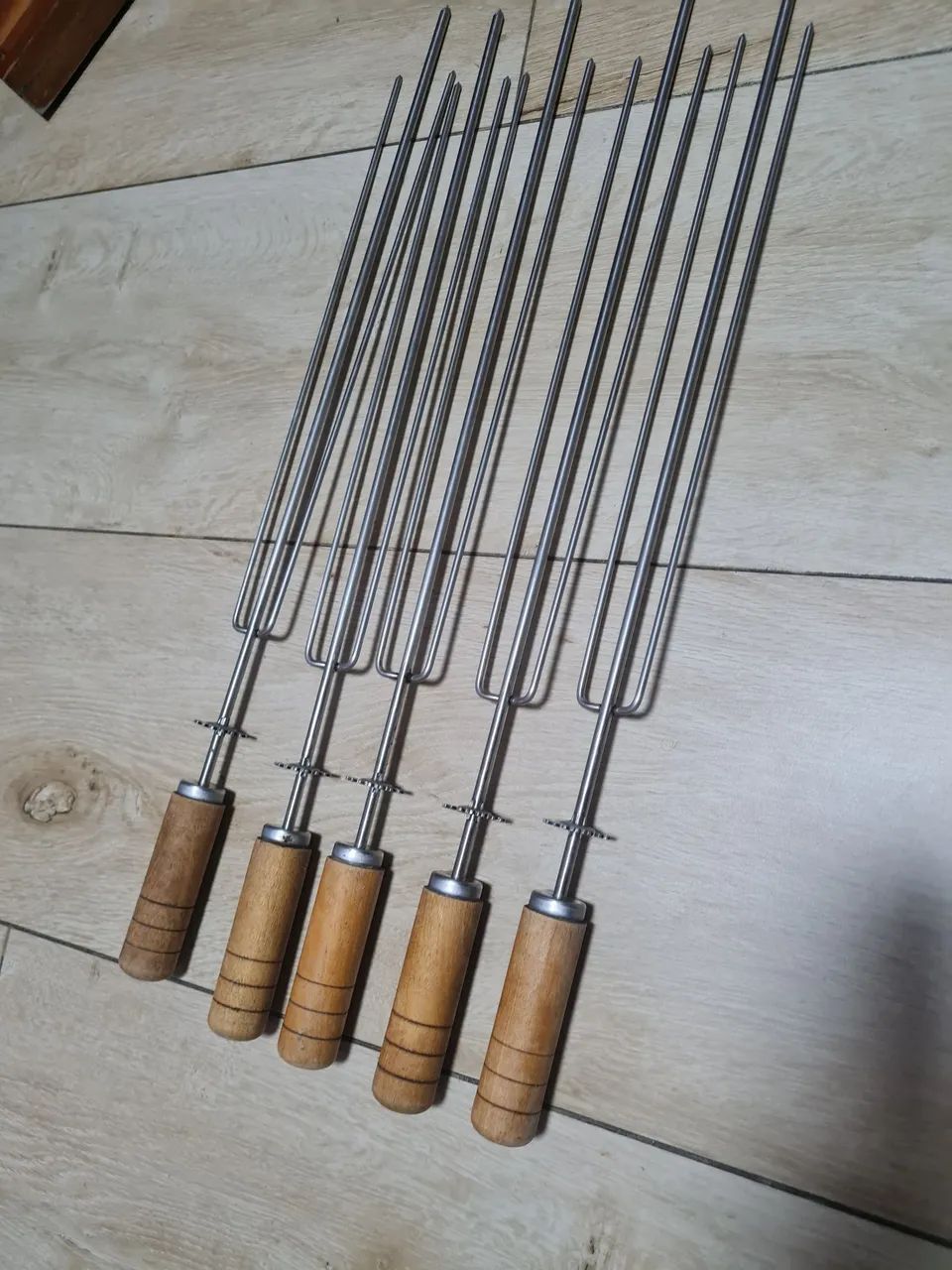 Espetos para churrasco com cabo de madeira