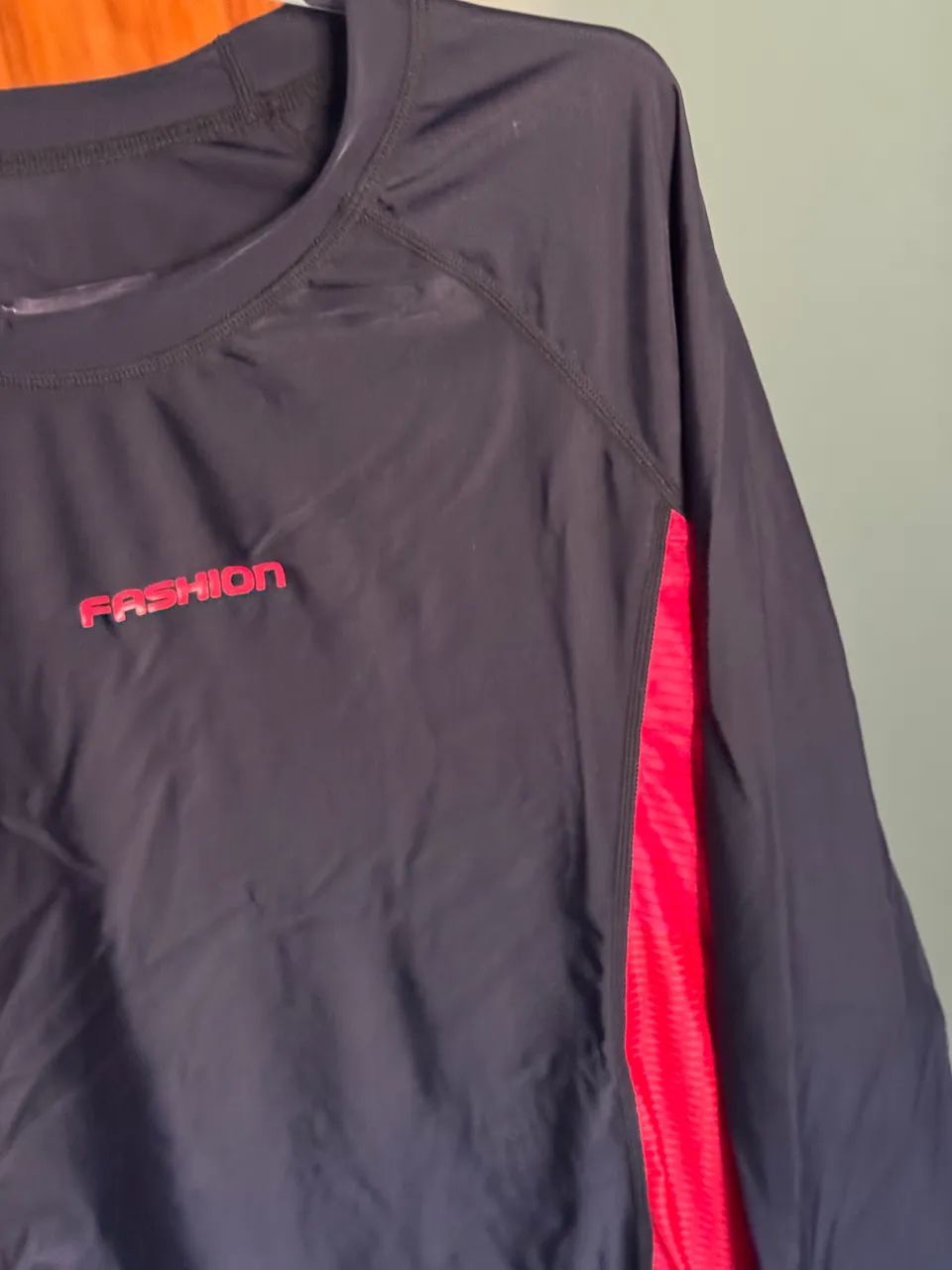 camiseta proteção uv manga longa preta e vermelha - Foto 5