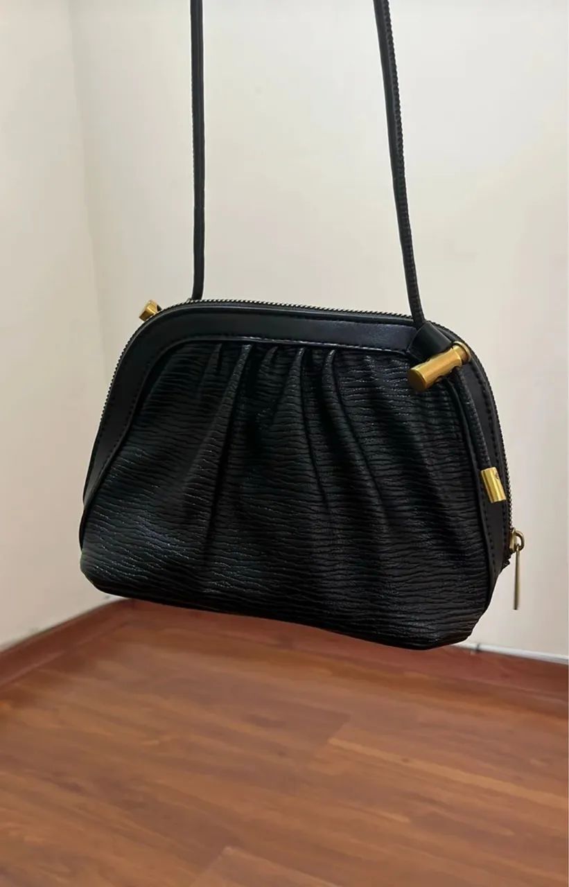 Bolsa transversal texturizada preta Renner - Foto 4