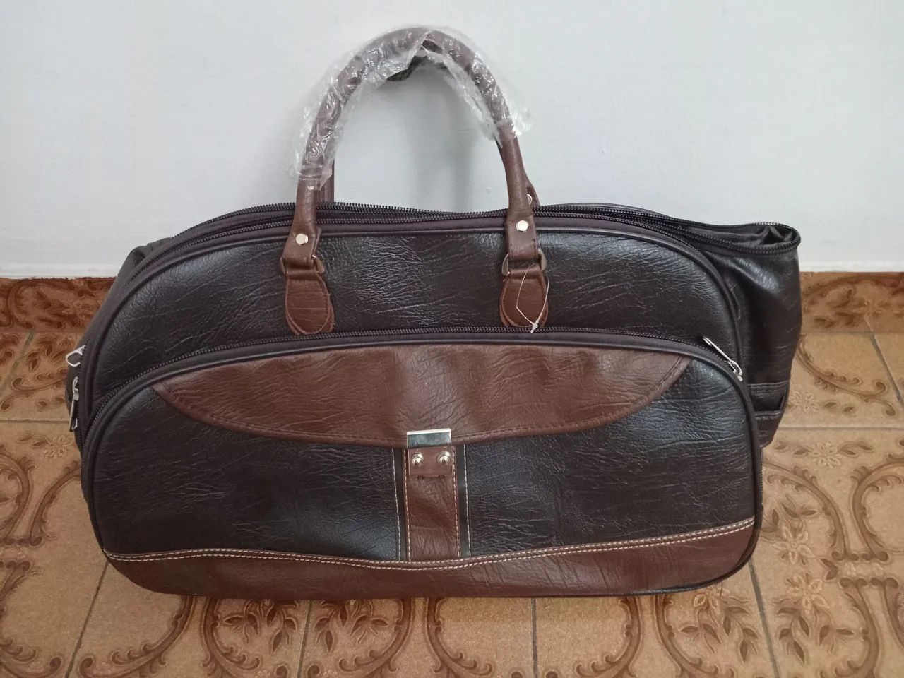 Linda bolsa de viagem com rodinhas couro sintético 