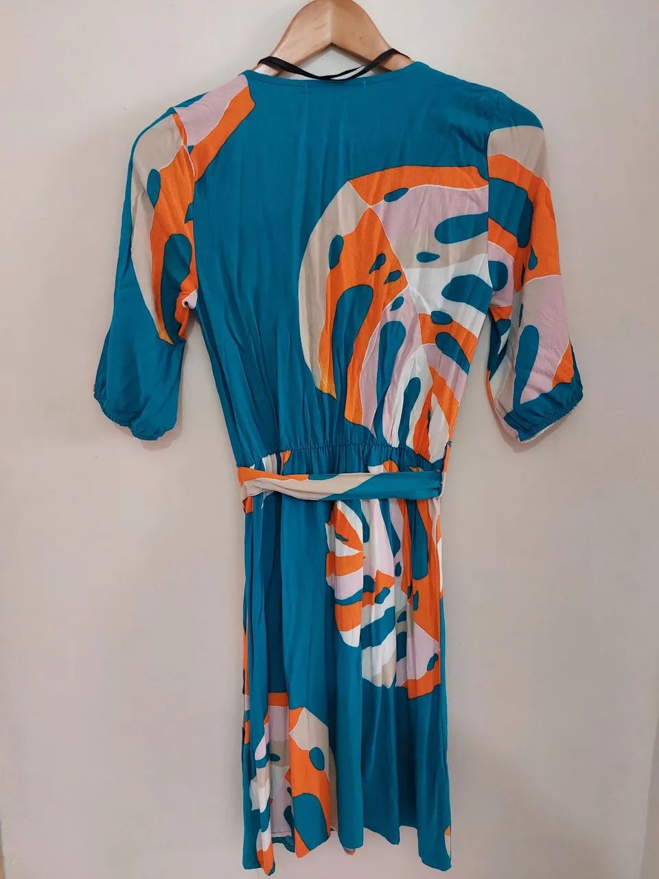Vestido estampado azul com cinto - Foto 3