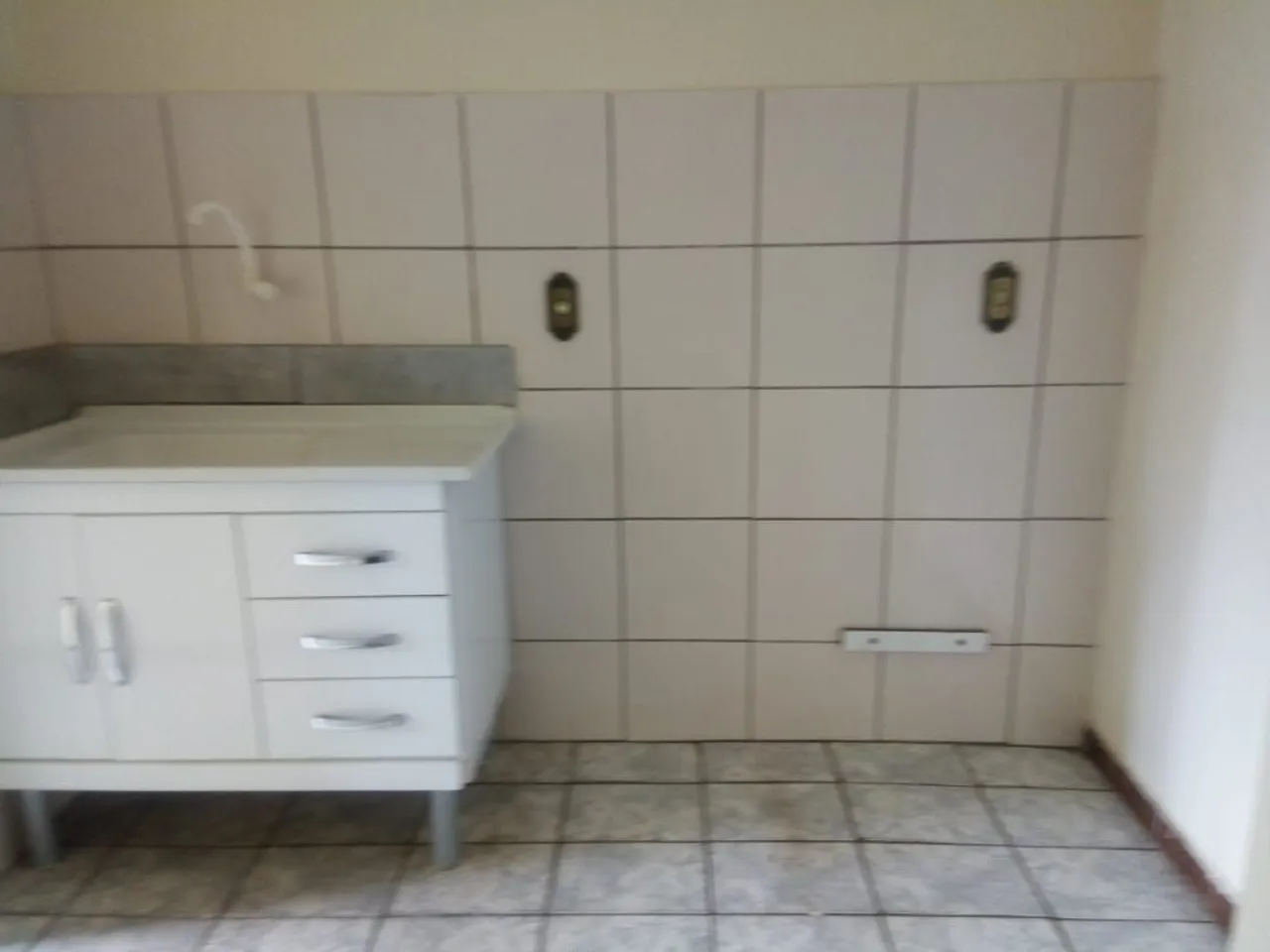 Alugo apartamento com sala grande, cozinha, quarto, varanda e banheiro.