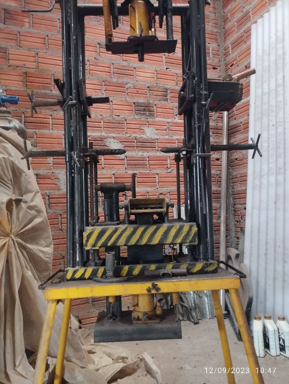 Máquina de desempenar rodas de motos caseiro