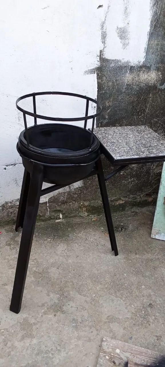 Churrasqueira em ferro com mesa de granito 