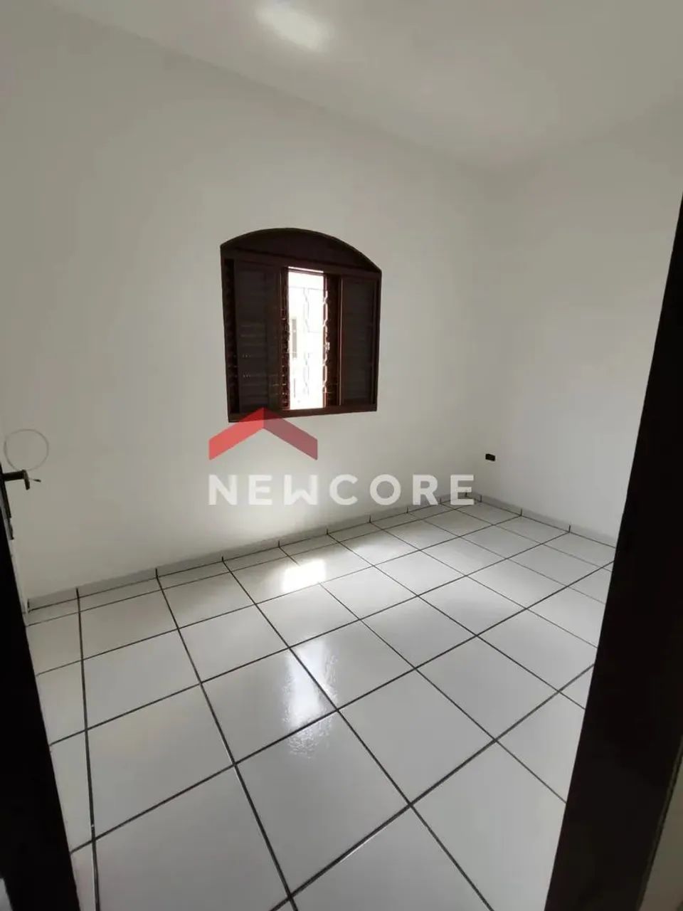 Casa em Rua Nicolau Surnin - Parque Aeroporto - Taubaté/SP - Foto 3