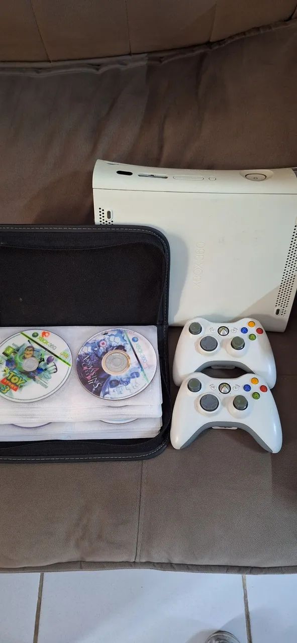 Xbox 360 Arcade Branco com 2 Controles e Jogos