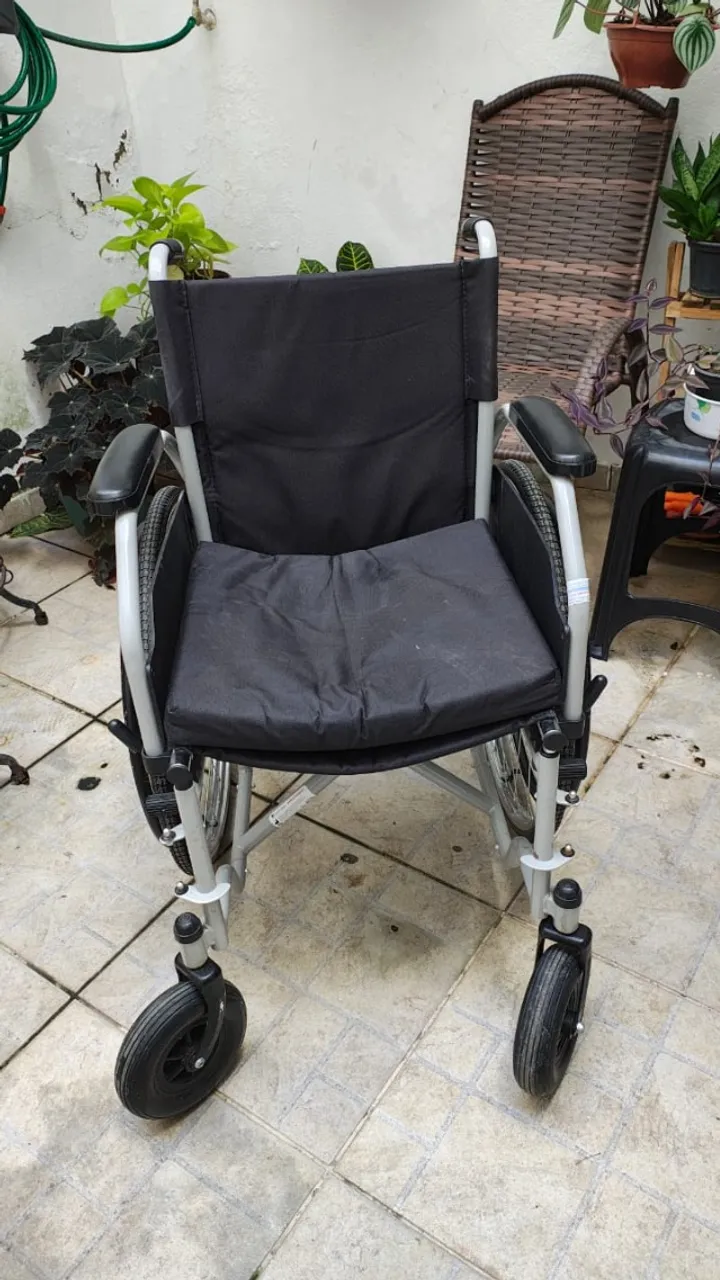 Vendo cadeira de rodas novinha