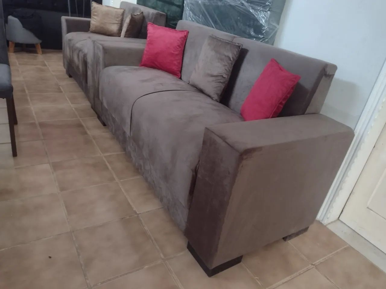 conjunto de sofá vc ganha 5 almofadas de brinde ? - Foto 2