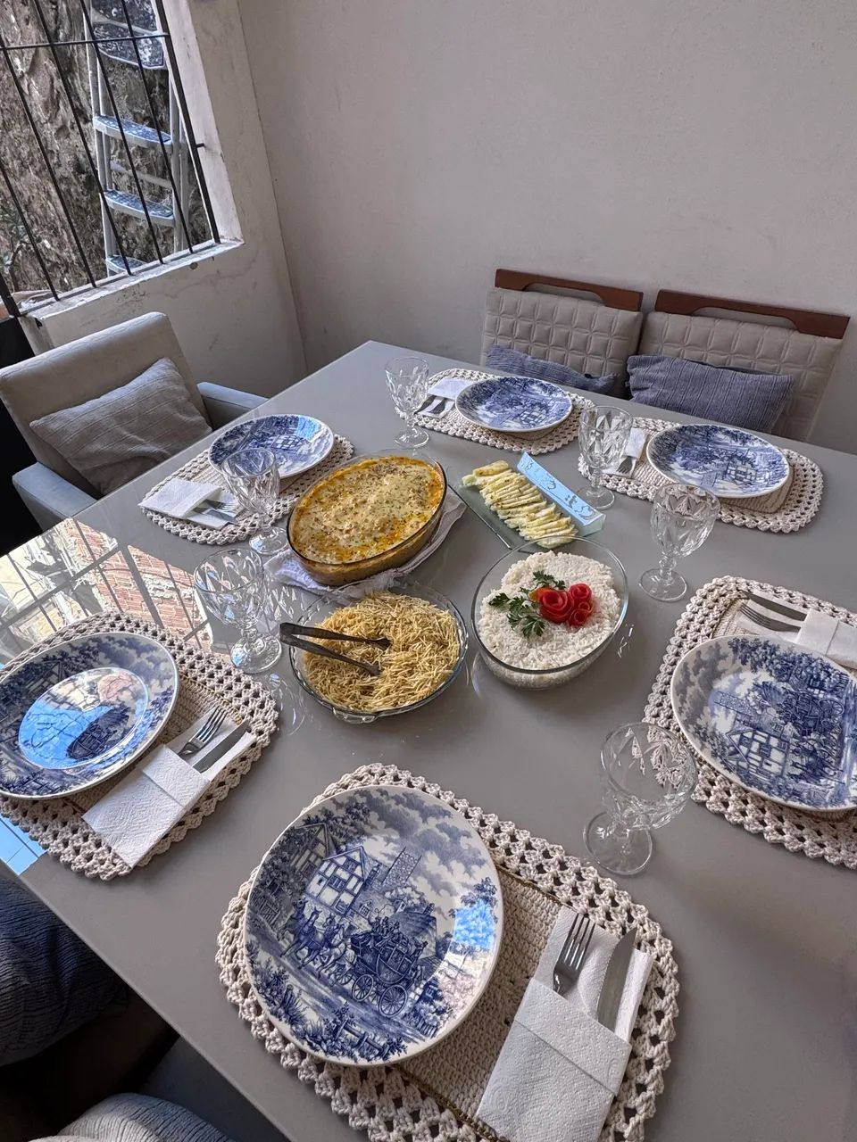    Mesa de Jantar com 4 Cadeiras + 2 Poltronas - Linda e Conservada