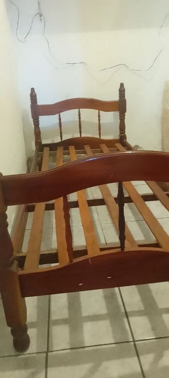 Cama de madeira 