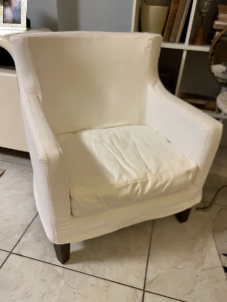 Poltrona com capa branca  - Foto 2