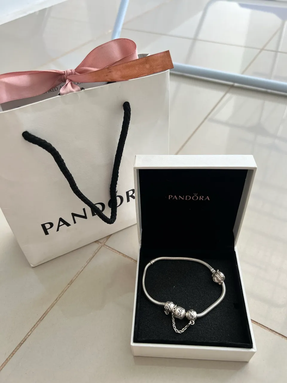 Pulseira Pandora + charms + trava de segurança - Acessórios