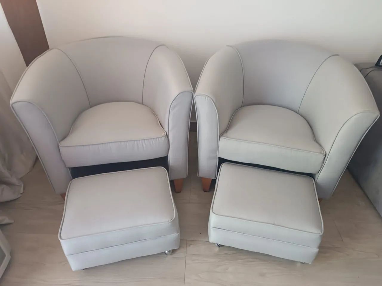 Poltronas novas reformadas de linho