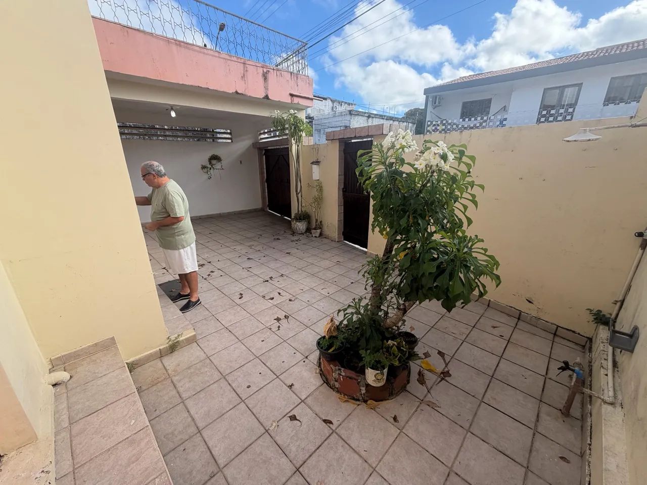 VENDE-SE CASA COM PRIMEIRO ANDAR - Foto 5