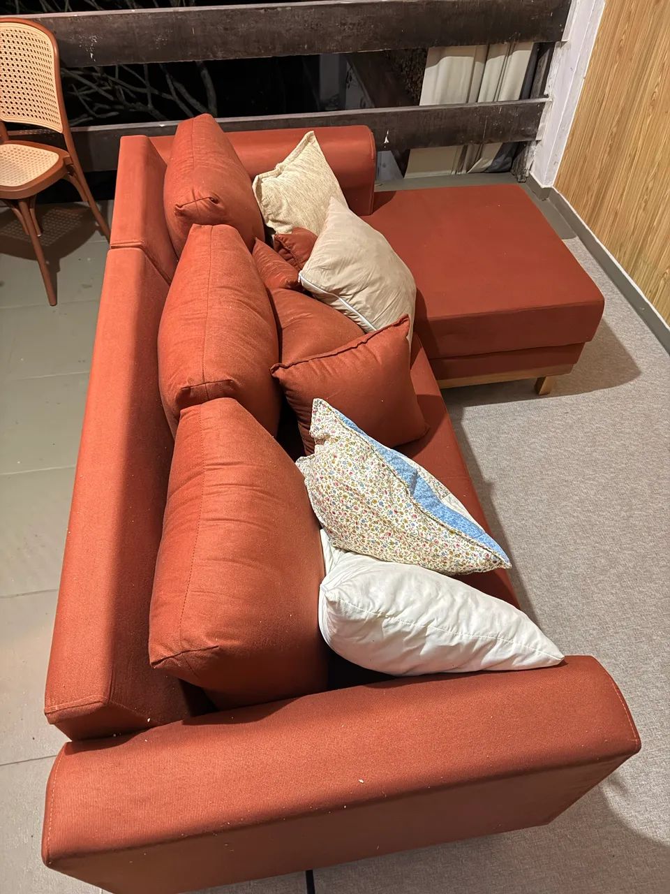 Sofá terracota com chaise e pés de madeira  - Foto 3