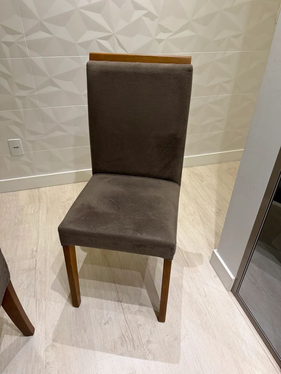 Conjunto com 6 Cadeiras Estofadas para Sala de Jantar - Madeira e Suede - Foto 2