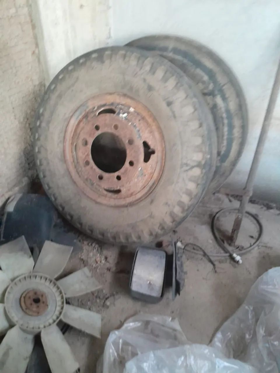 Dois pneus de caminhão